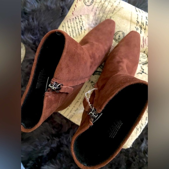 🐥🌷Genuine Suede Who What Wear “Iris” Bootie! - Picture 7 of 9